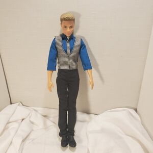 2012 Mattel Barbie Fashionistas Ken Doll Blonde Ryan Business Theme Fashion Pack
